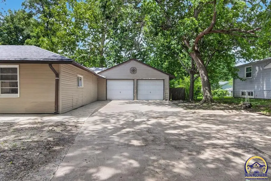 3015 SE Illinois Ave, Topeka, KS 66605 - #3