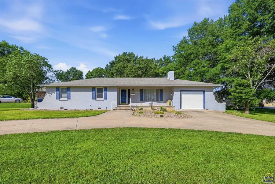 805 Southridge Rd, Osage City, KS 66523 - #2