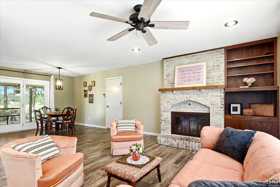 805 Southridge Rd, Osage City, KS 66523 - #3