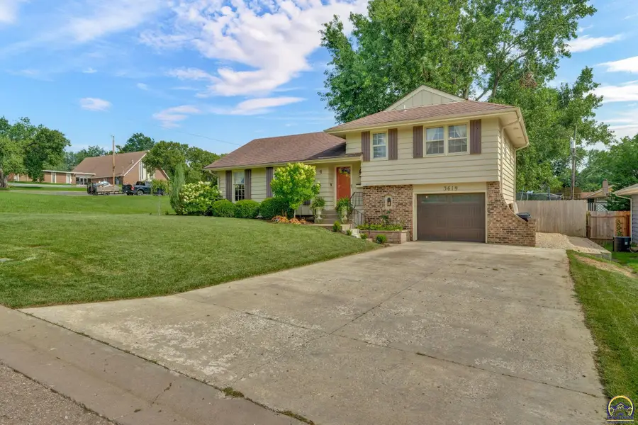3619 SW 33rd St, Topeka, KS 66614 - #2