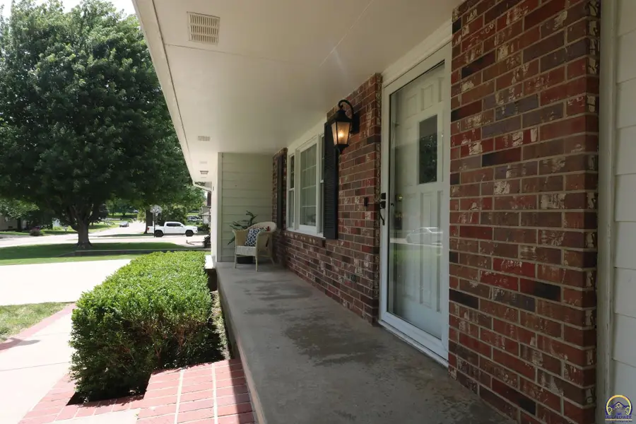 2112 W 22nd Ave, Emporia, KS 66801 - #2