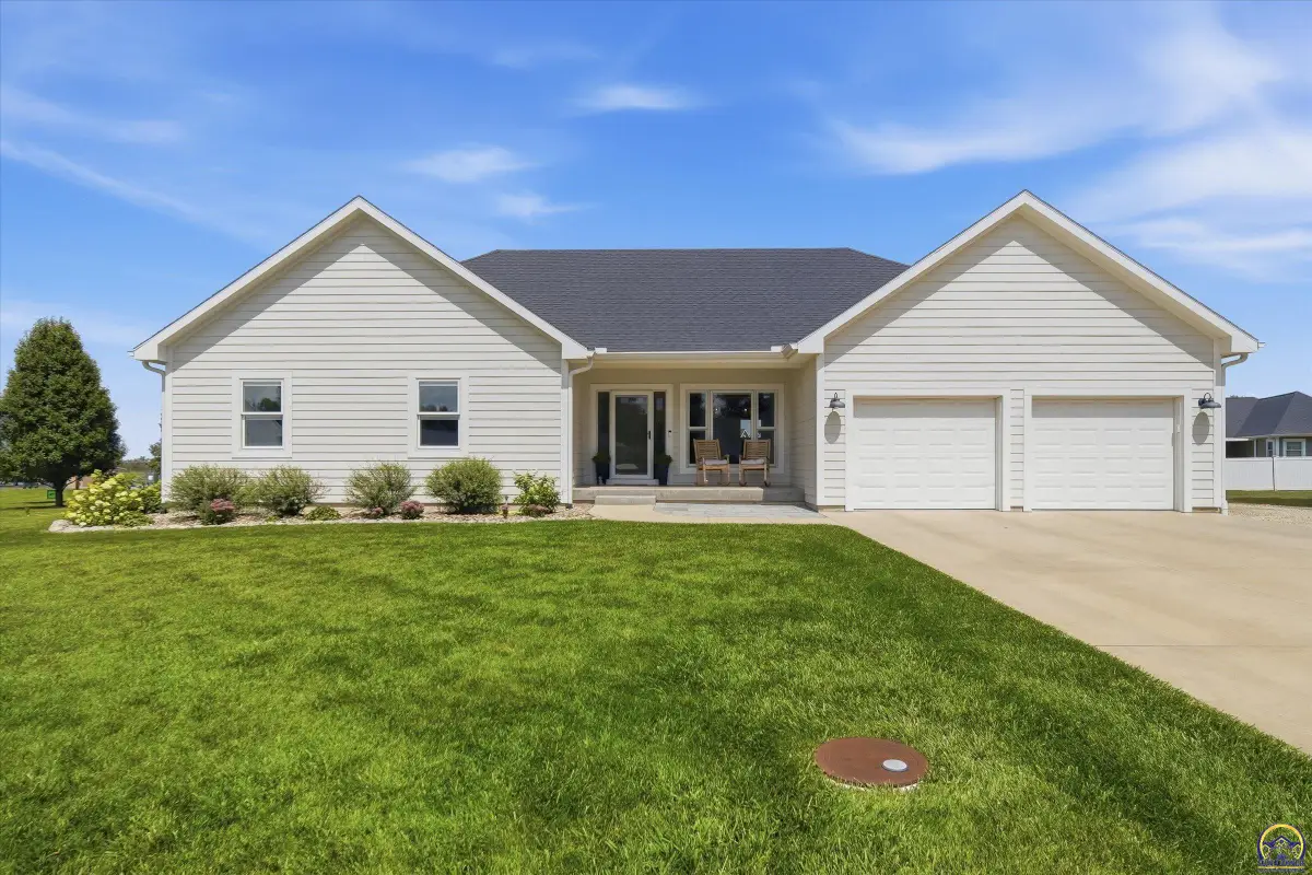 208 Trail Dr, Overbrook, KS 66524 - #1