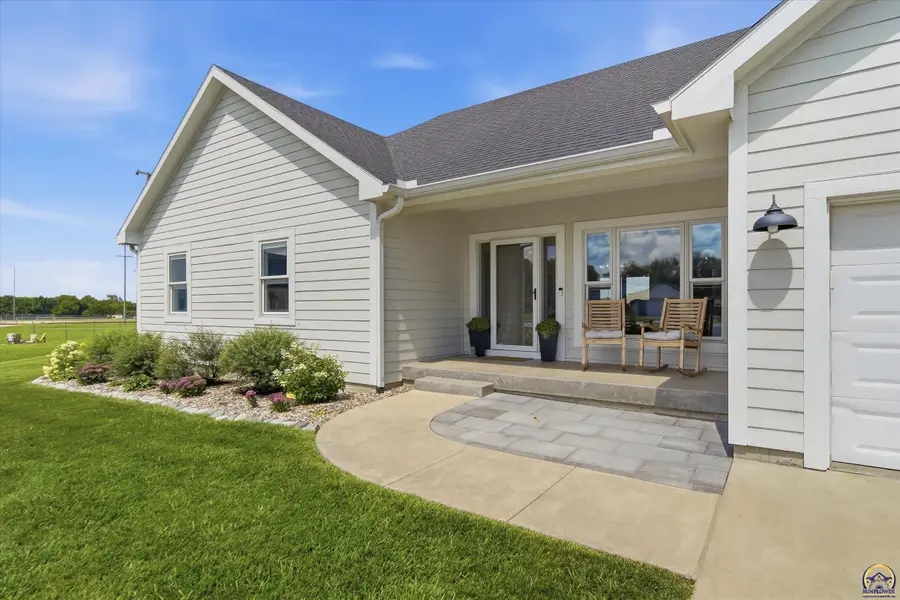 208 Trail Dr, Overbrook, KS 66524 - #2
