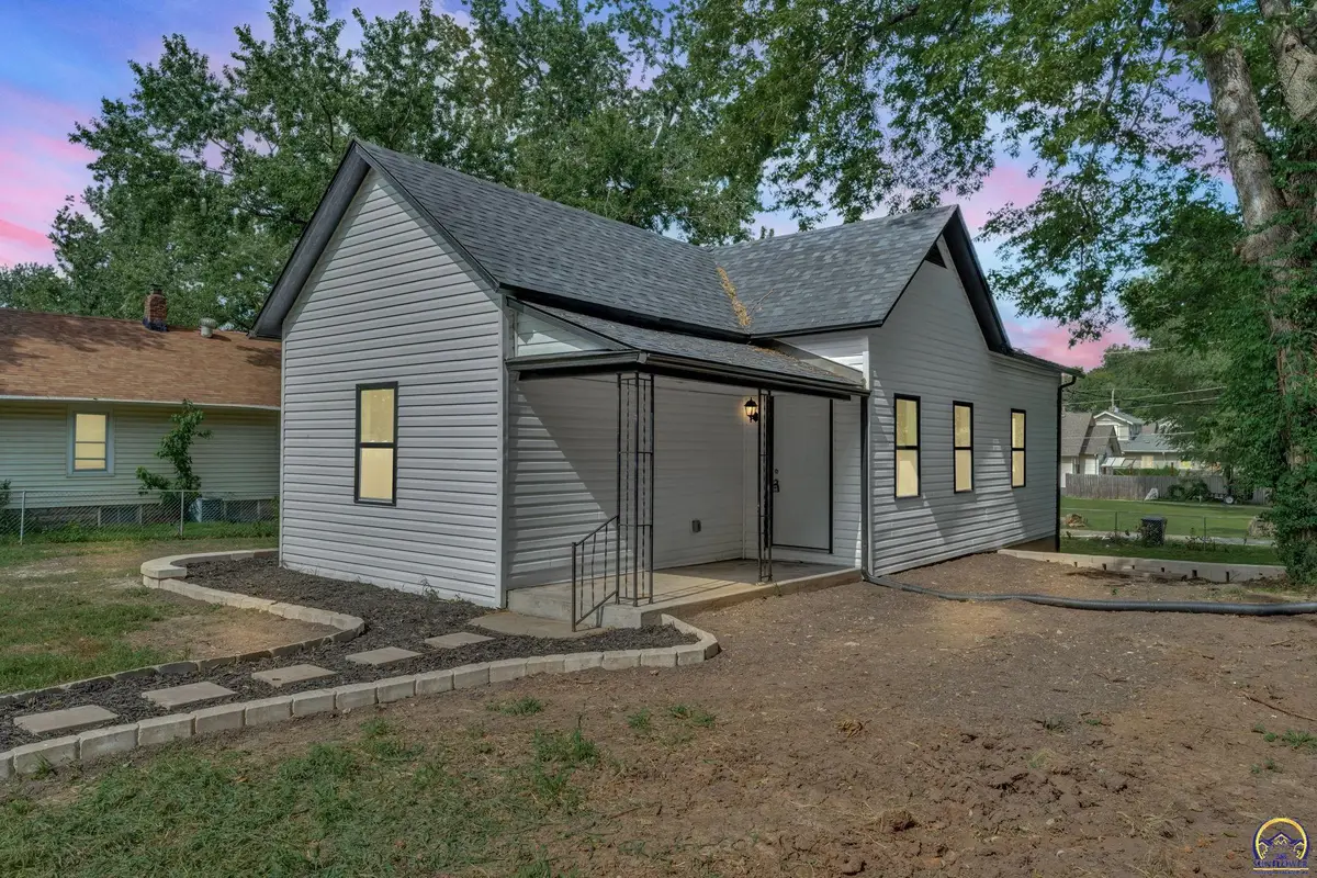 322 SW Jewell Ave, Topeka, KS 66606 - #1