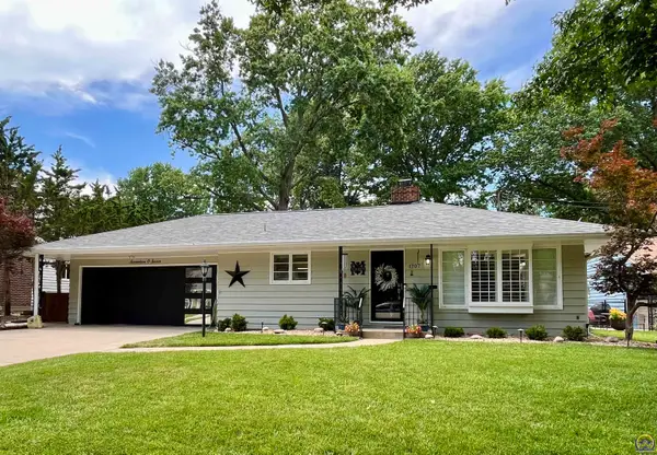 1707 SW Pembroke Ln, Topeka, KS 66604