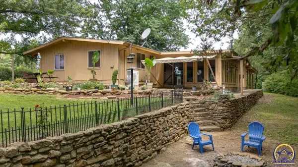 10808 Perry View Dr, Ozawkie, KS 66070