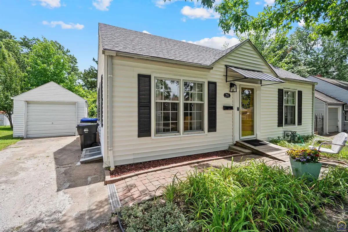 916 SW Anderson Ter, Topeka, KS 66606 - #1