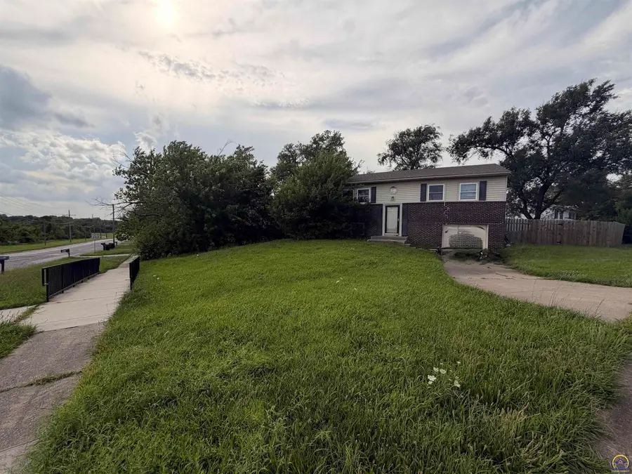 942 SE 37th St, Topeka, KS 66605 - #3