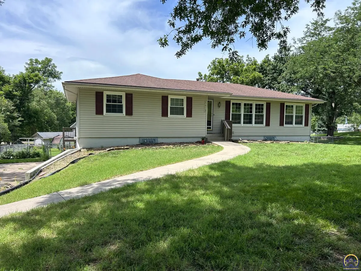 4425 NW Lookout Ct, Topeka, KS 66618 - #1