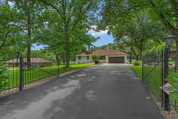 2637 NE 39th St, Topeka, KS 66617