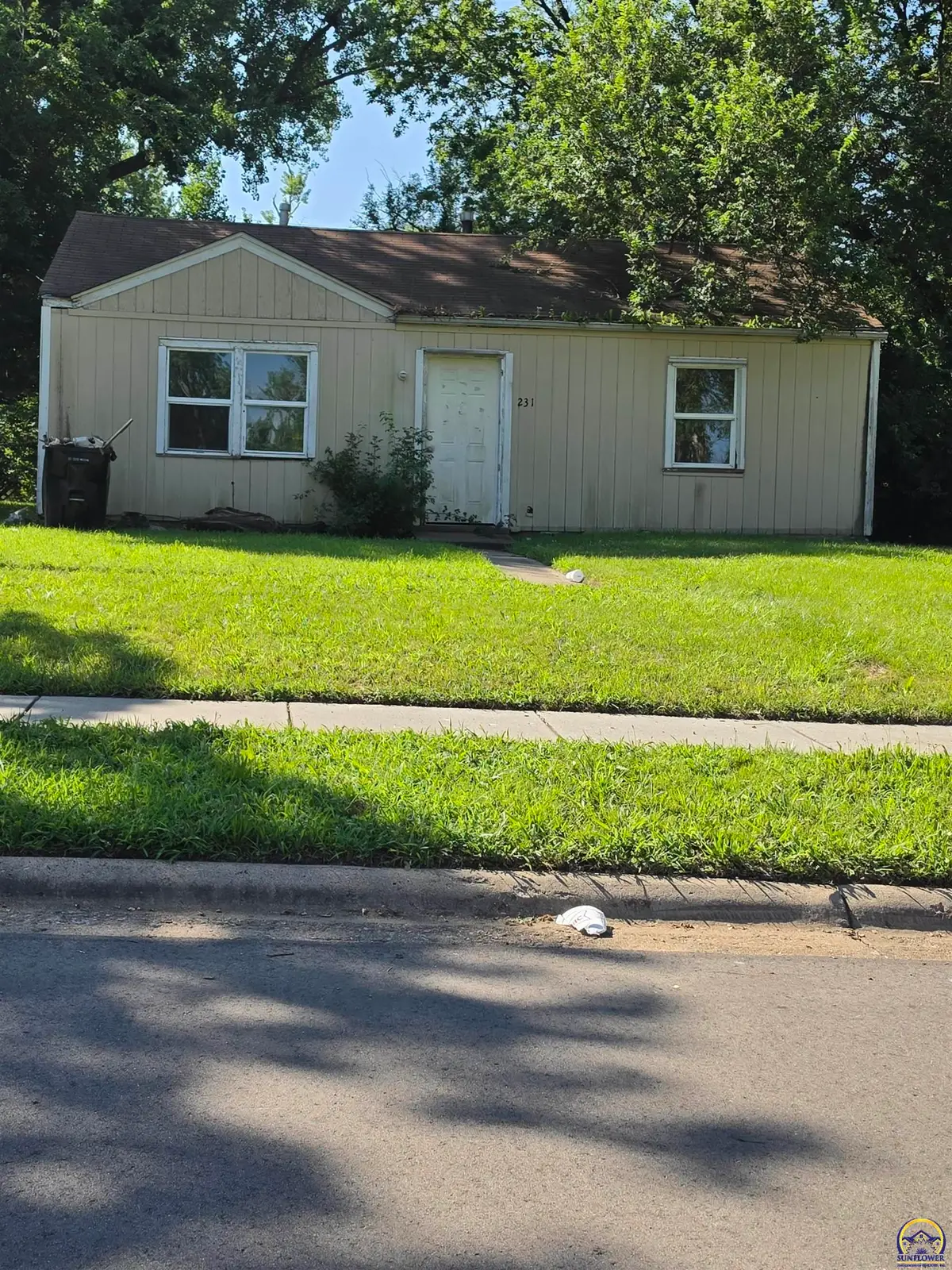 231 SE Pinecrest Dr, Topeka, KS 66605 - #1