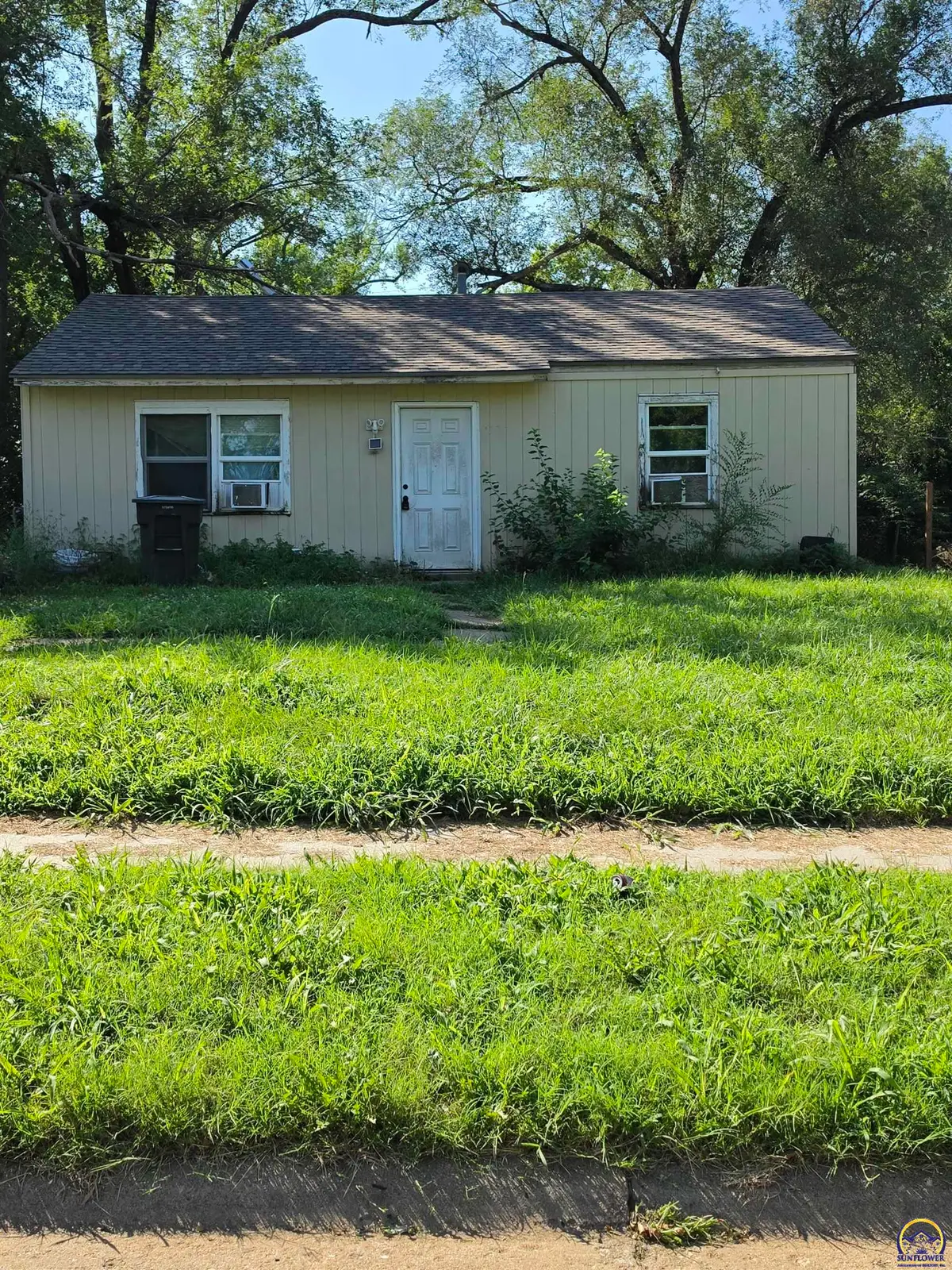 227 SE Pinecrest Dr, Topeka, KS 66605 - #1
