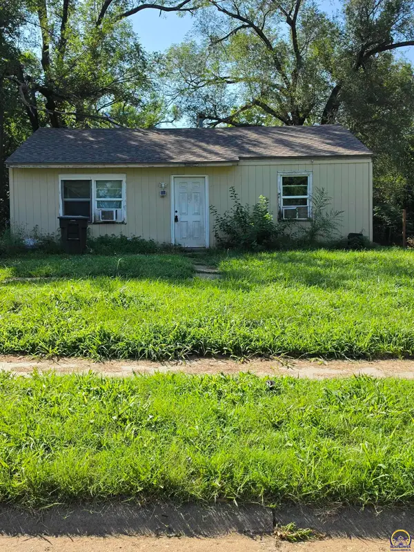 227 SE Pinecrest Dr, Topeka, KS 66605