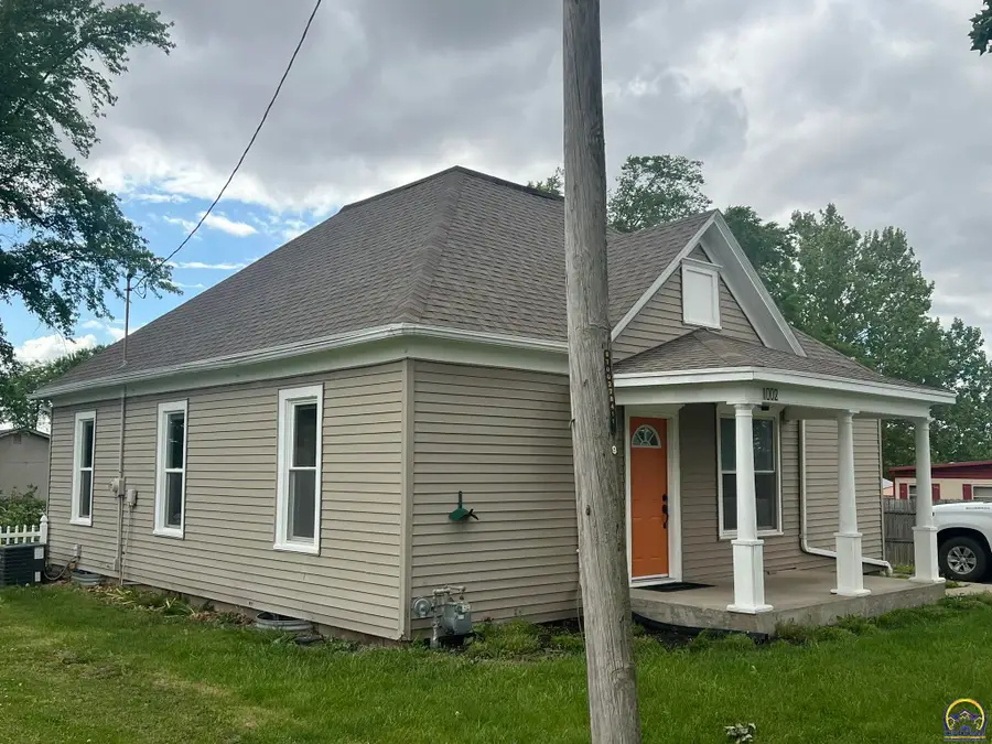 1002 N 1st St, Hiawatha, KS 66434 - #2