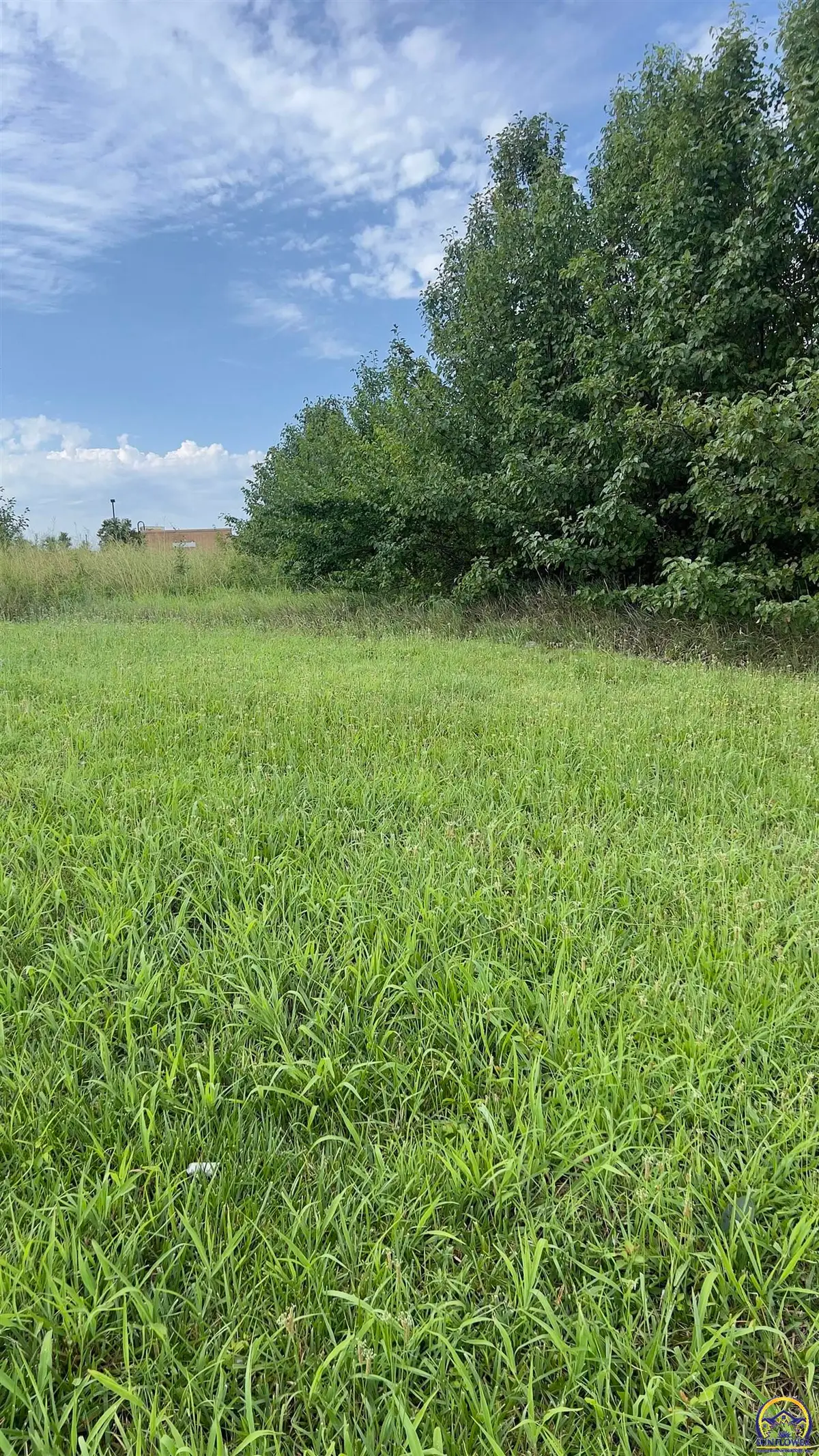 SW Huntoon St, Topeka, KS 66604 - #1