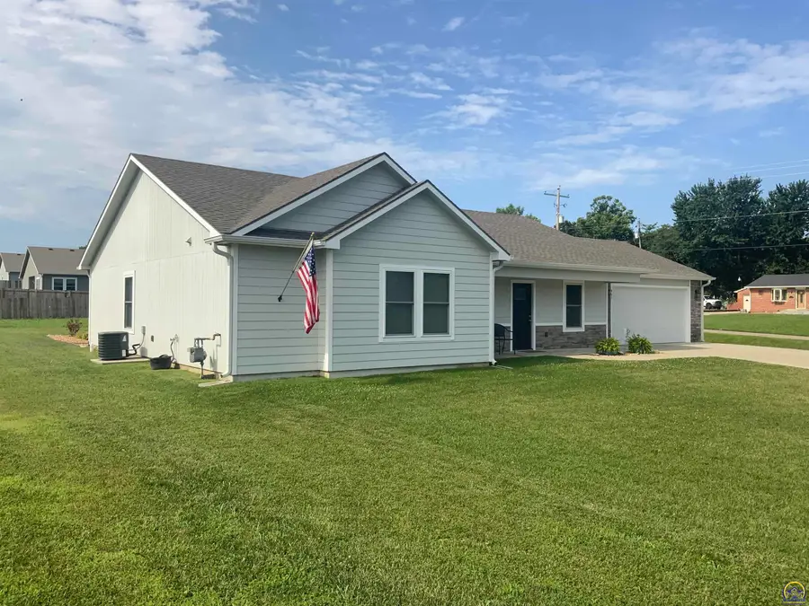 907 16th St, Valley Falls, KS 66088 - #3