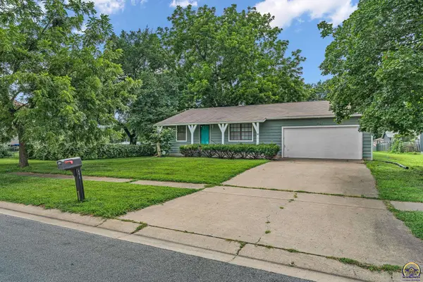 2835 SW Kingsrow Rd, Topeka, KS 66614