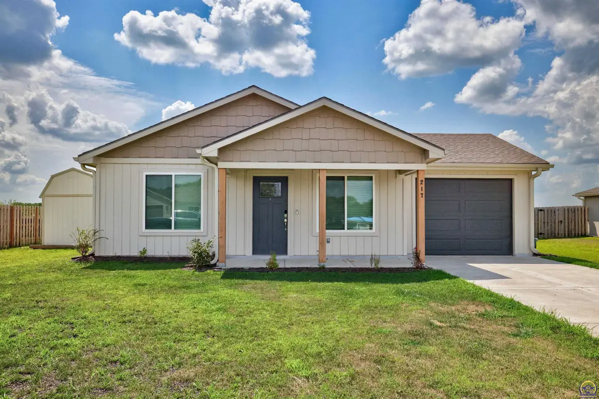 217 Clay Ave, Carbondale, KS 66414 - #1