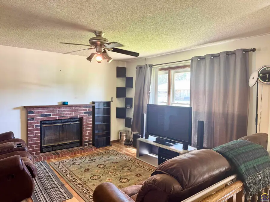 2134 SE 38th Cir, Topeka, KS 66609 - #2