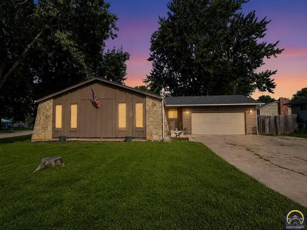 2729 SW Kingsrow Rd, Topeka, KS 66614