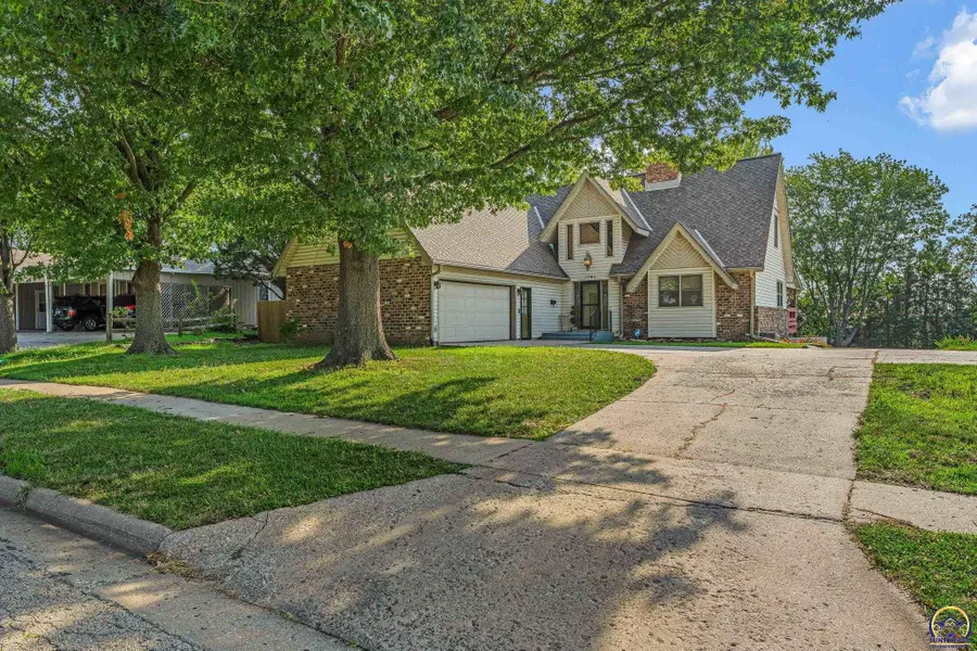 1701 SW Arrowhead Rd, Topeka, KS 66604 - #2