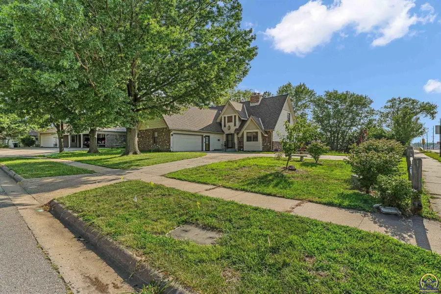 1701 SW Arrowhead Rd, Topeka, KS 66604 - #3