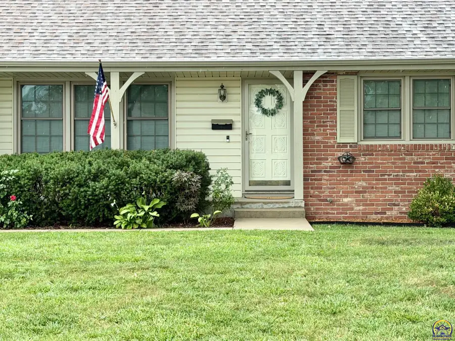 1736 SW Arrowhead Rd, Topeka, KS 66604 - #3