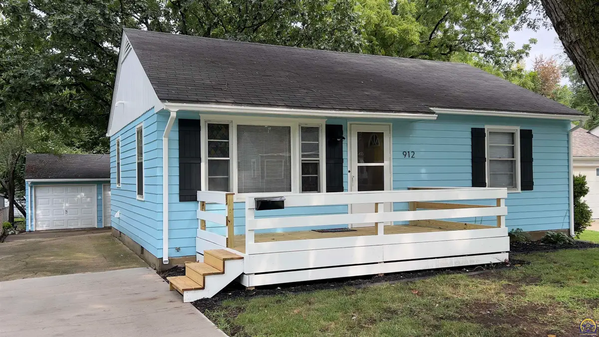 912 SW Frazier Ave, Topeka, KS 66606 - #1