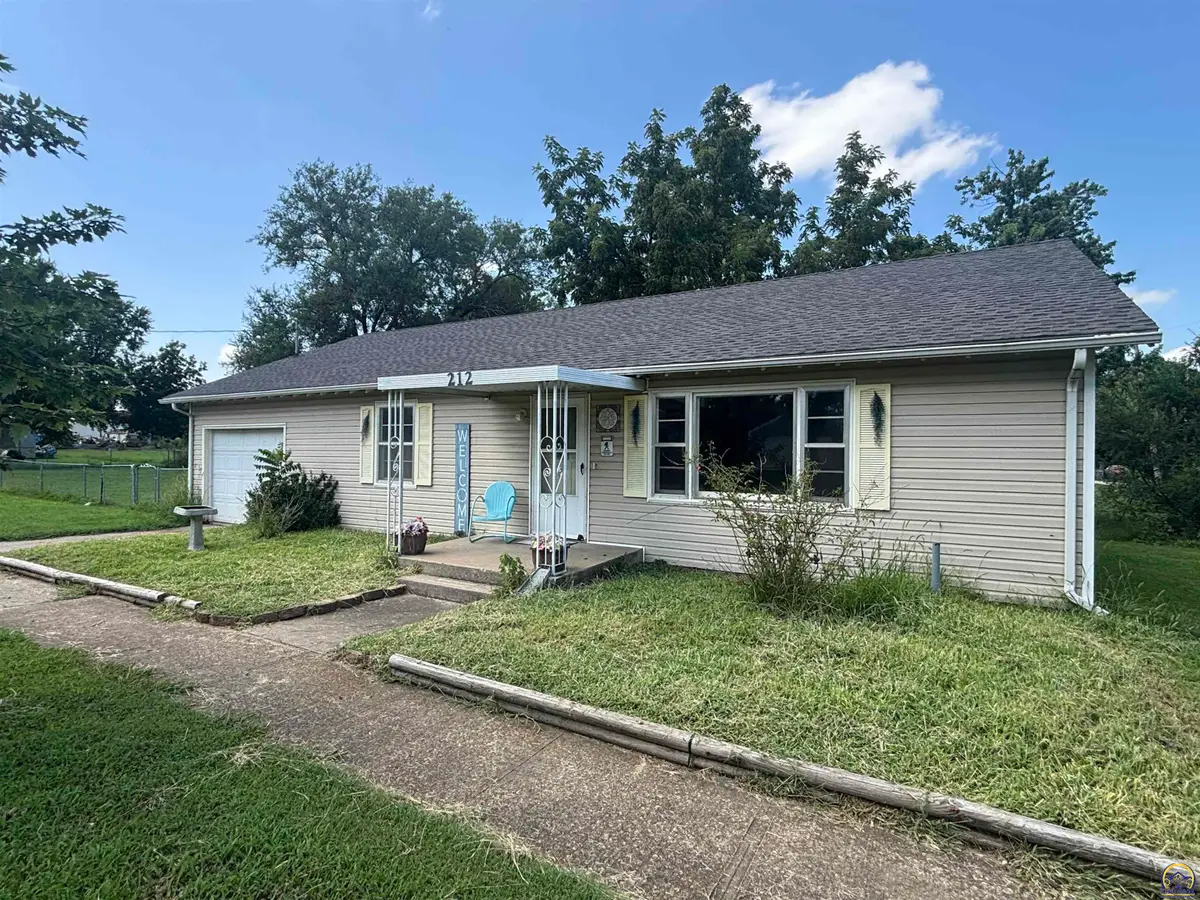 212 E 2nd St, Waverly, KS 66871 - #1