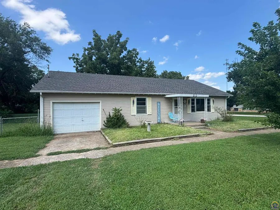 212 E 2nd St, Waverly, KS 66871 - #2