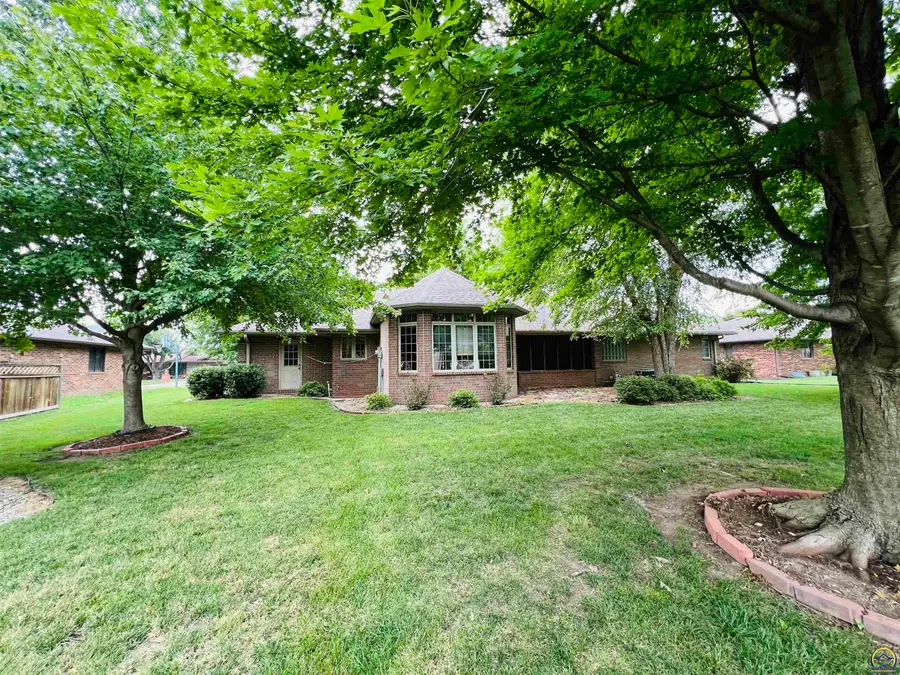810 Hillcrest Dr, Seneca, KS 66538 - #2