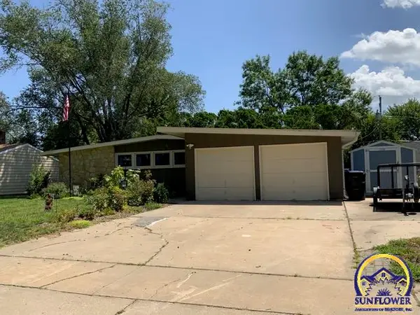 3328 SW James St, Topeka, KS 66614-3817