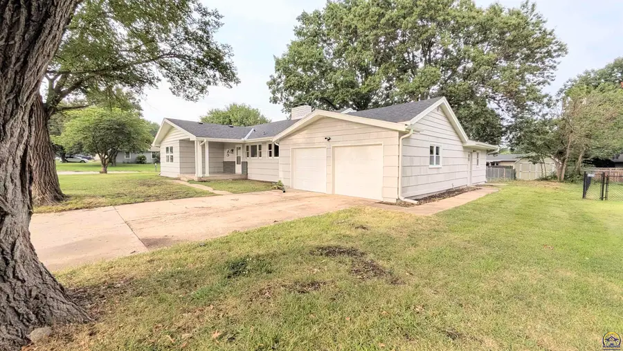 1128 Thompson St, Emporia, KS 66801 - #3