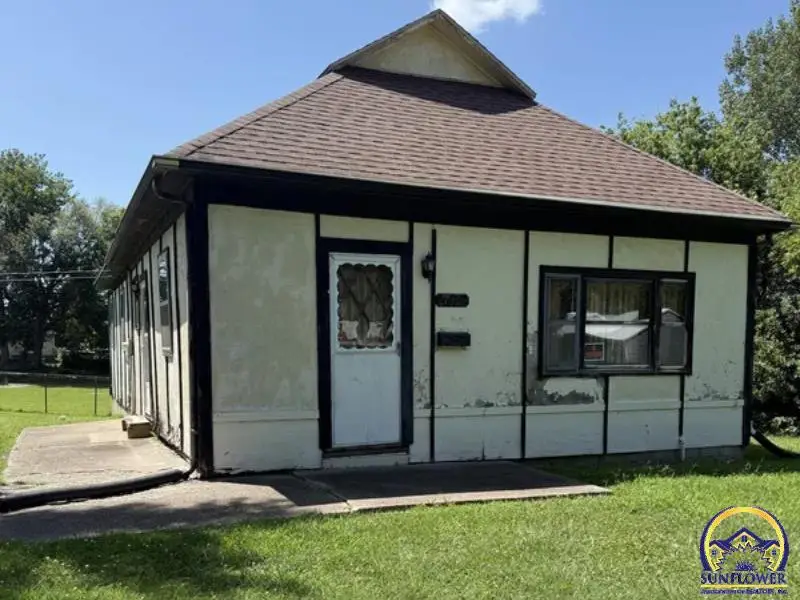 710 N 8th St, Hiawatha, KS 66434 - #1