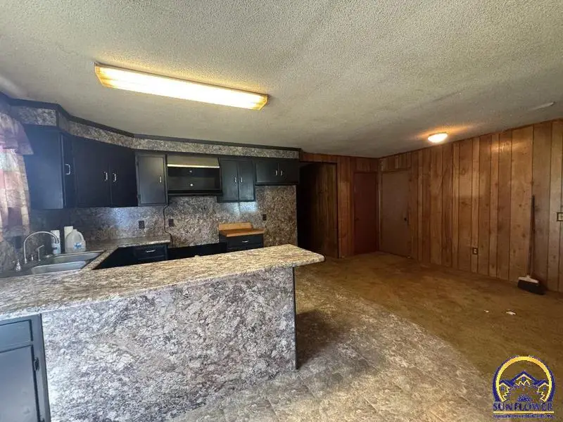 710 N 8th St, Hiawatha, KS 66434 - #3