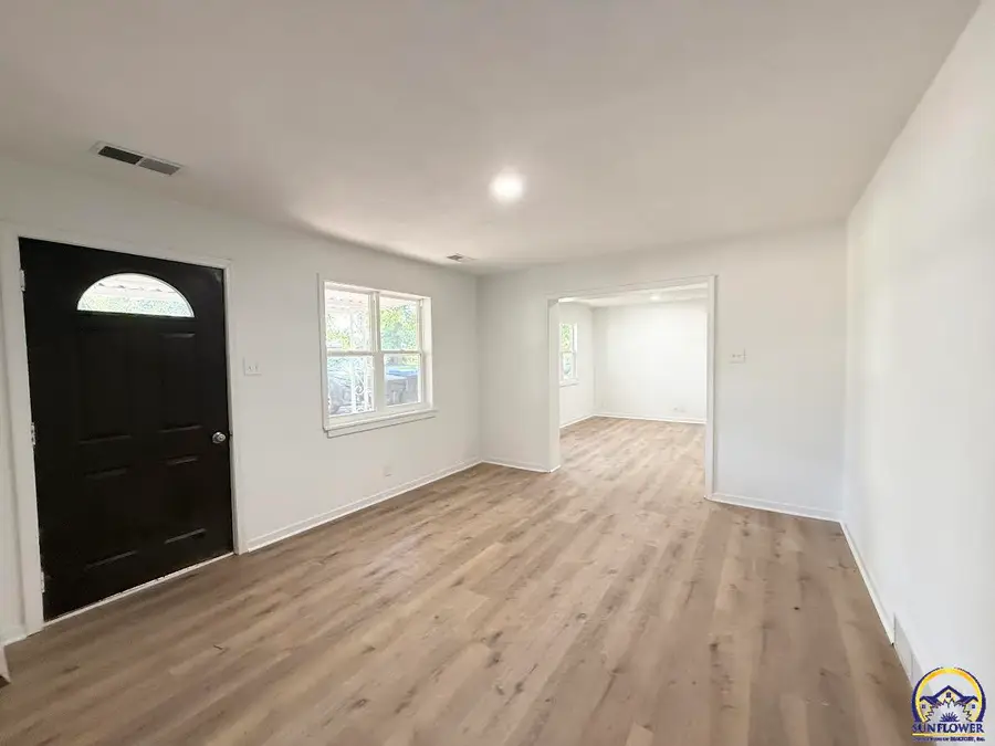 210 Sanneman Dr, Topeka, KS 66609 - #2