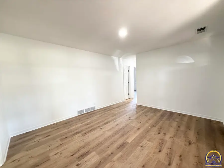 210 Sanneman Dr, Topeka, KS 66609 - #3
