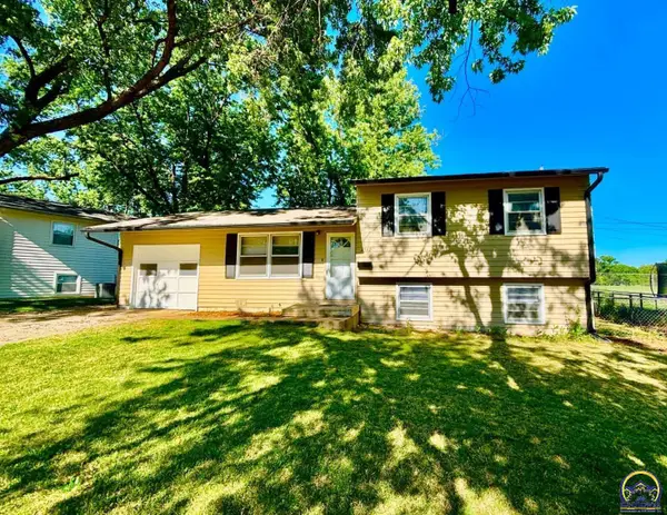 2562 SW Kent St, Topeka, KS 66614