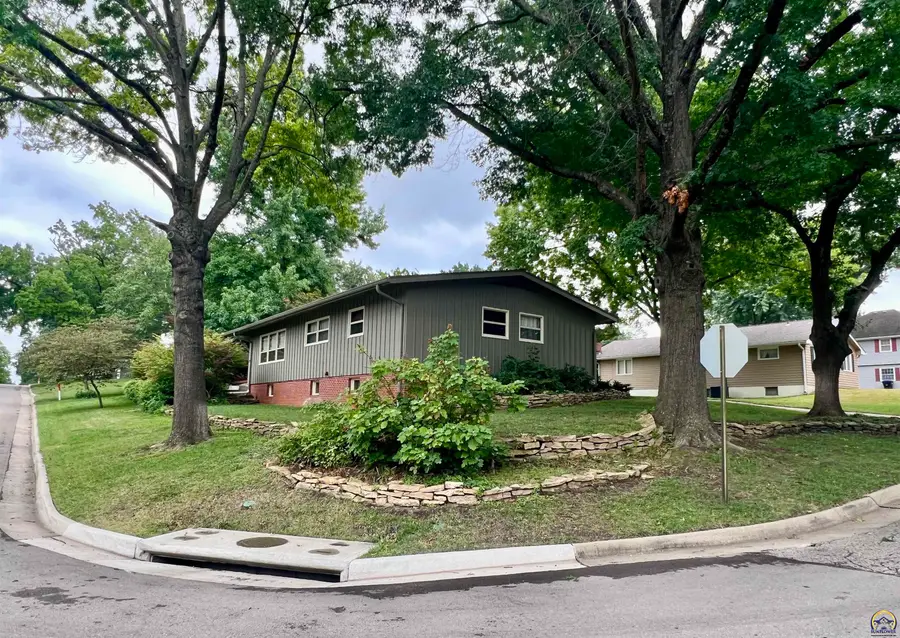 2860 SW Plass Ave, Topeka, KS 66611 - #2