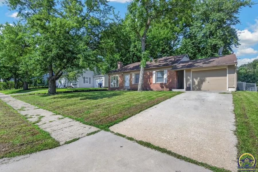 2833 SW Hillcrest Rd, Topeka, KS 66614 - #2