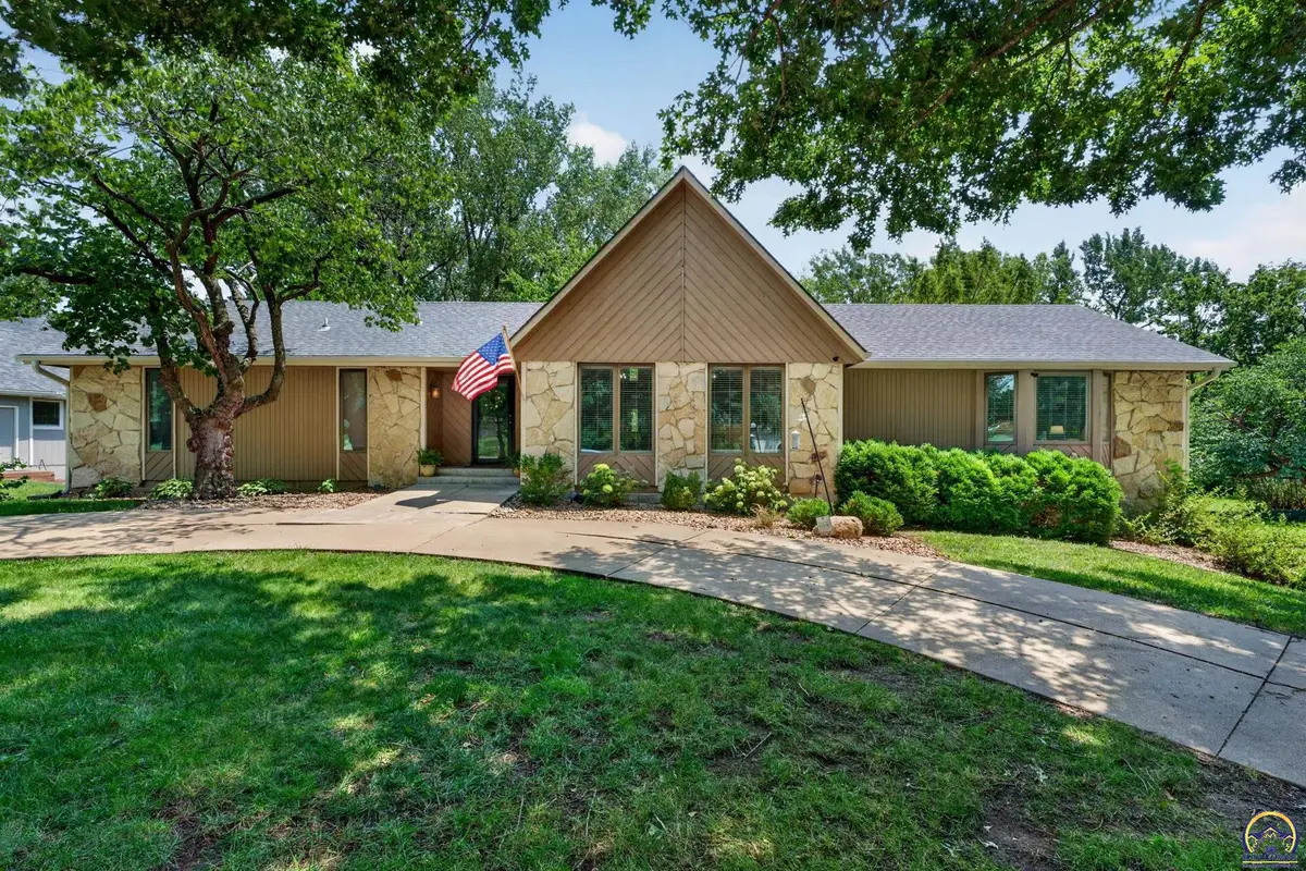 3952 SW Canterbury Town Rd, Topeka, KS 66610 - #1
