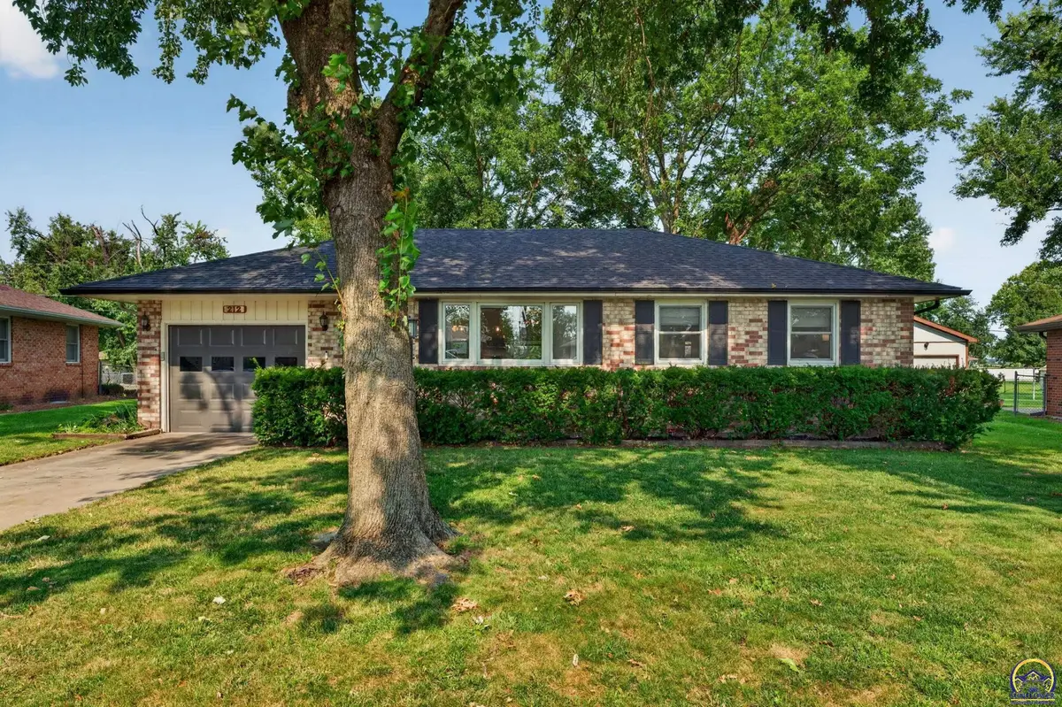 212 Center Dr, Silver Lake, KS 66539 - #1