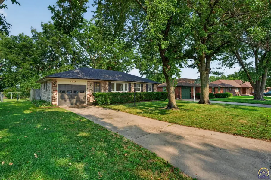 212 Center Dr, Silver Lake, KS 66539 - #2