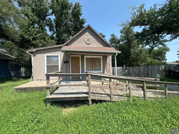 922 SE 12th St, Topeka, KS 66607