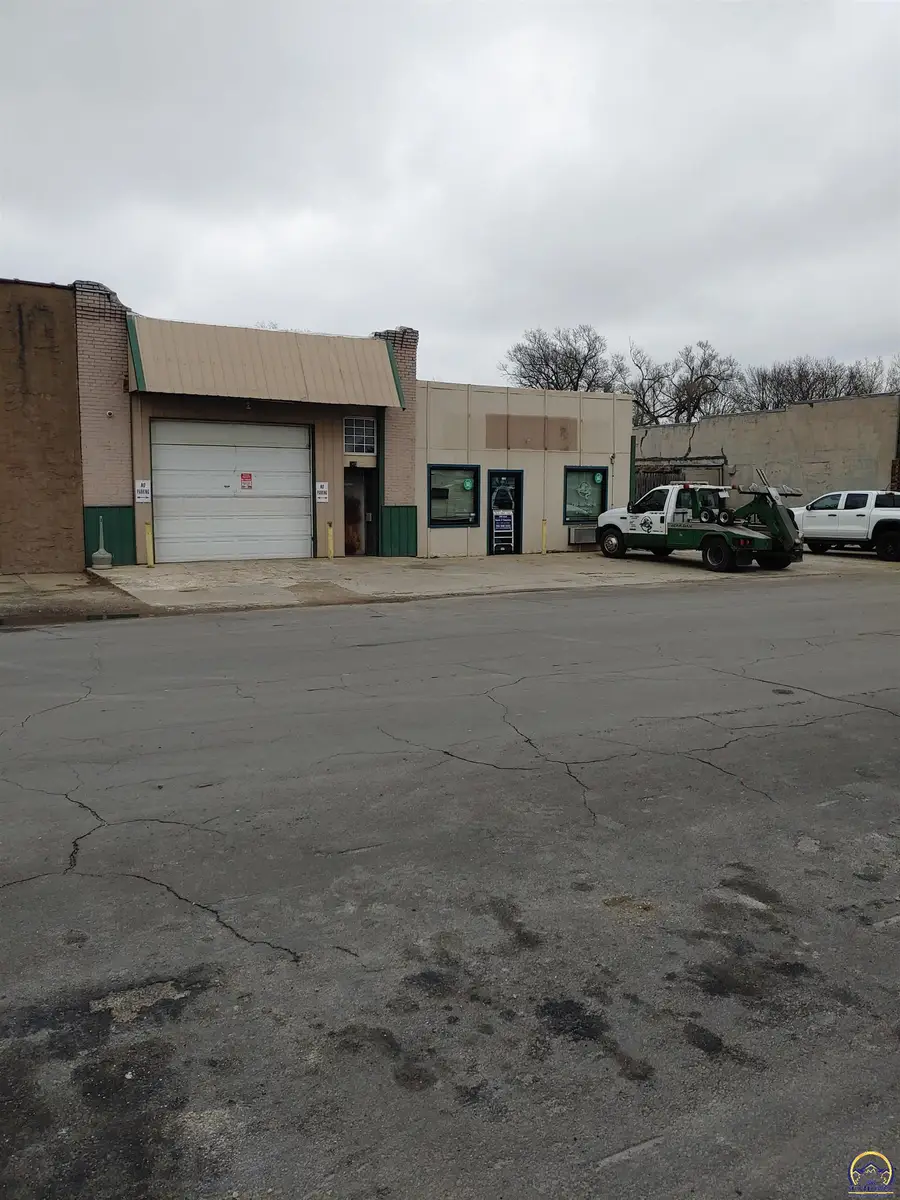 203 E Front St, Perry, KS 66073 - #2