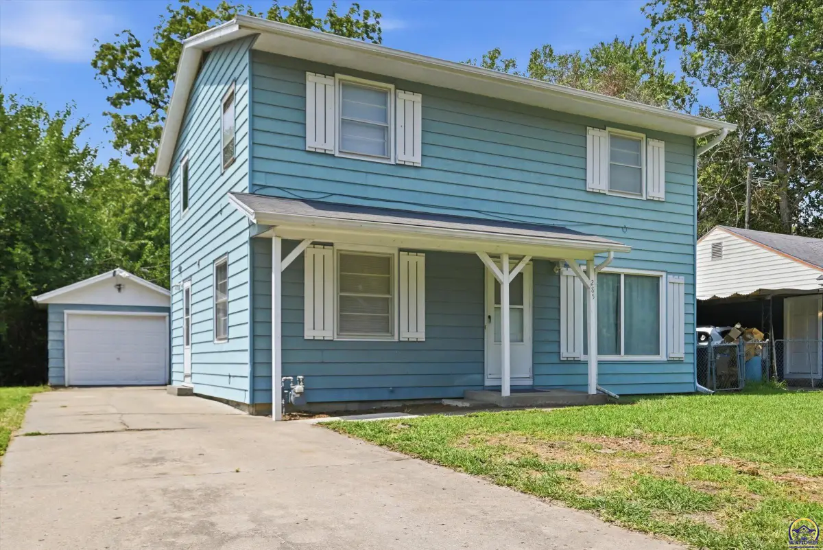 285 NE Sumner St, Topeka, KS 66616 - #1