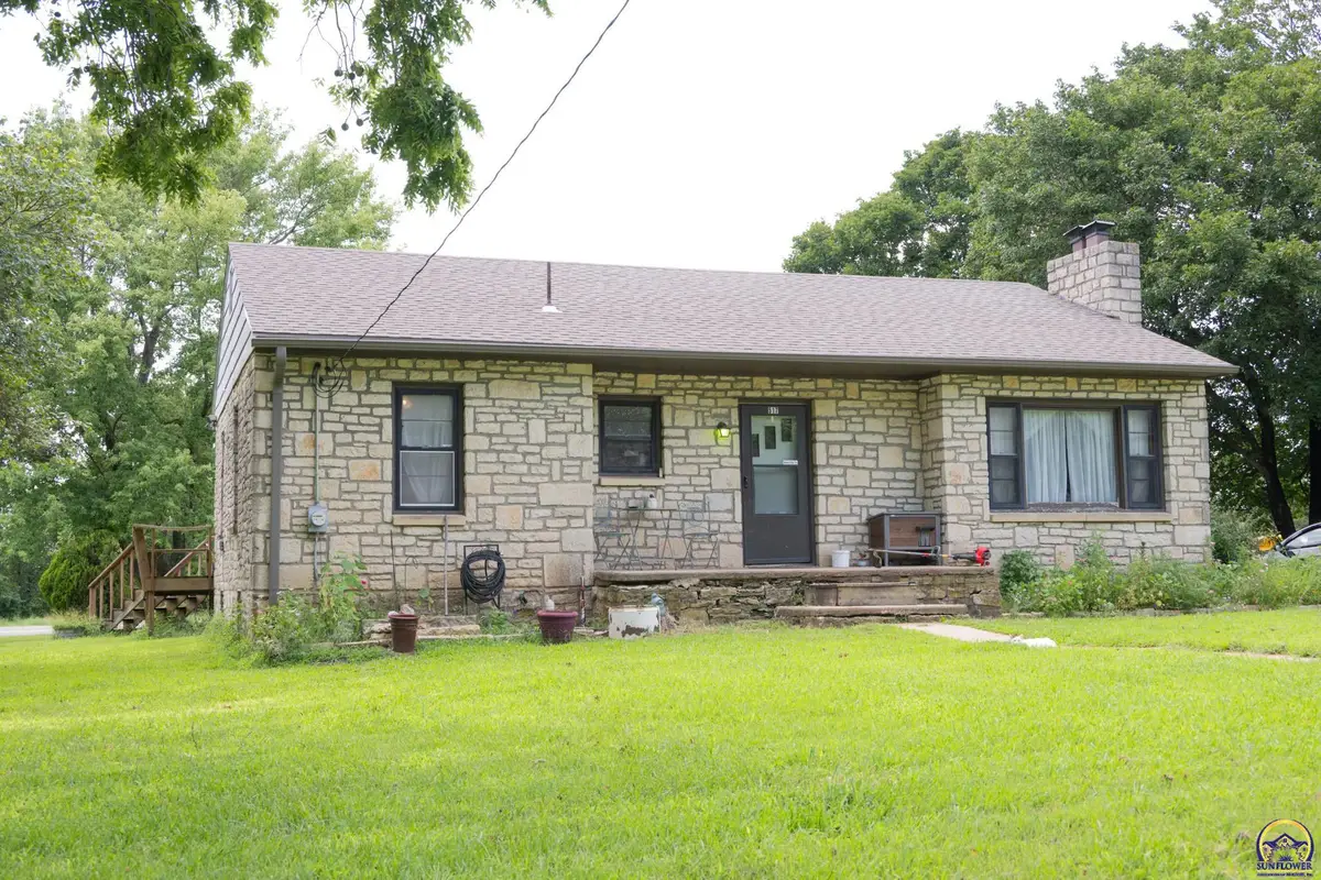 517 E 2nd Ave, Eskridge, KS 66423 - #1