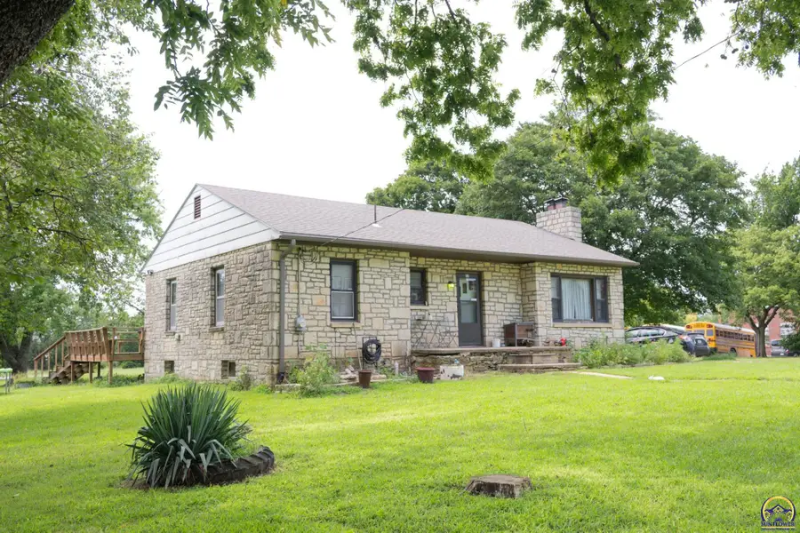 517 E 2nd Ave, Eskridge, KS 66423 - #2