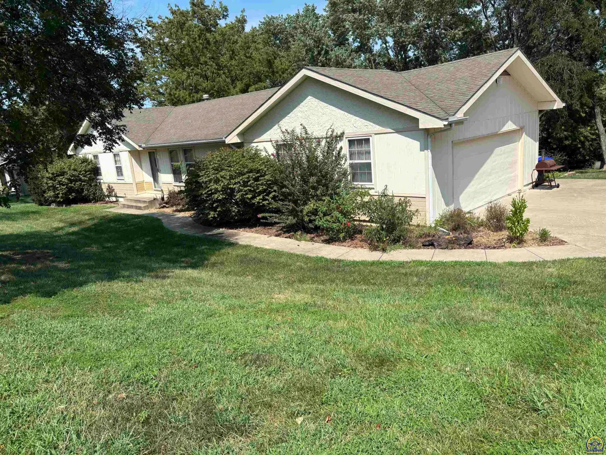 2114 SW Llandovery Ln, Topeka, KS 66614 - #1