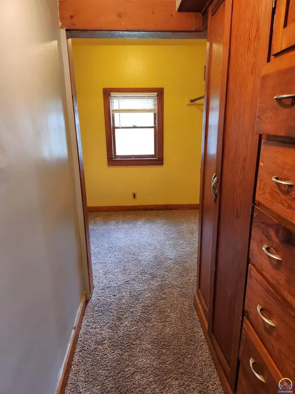 215 SE 17th St, Topeka, KS 66612